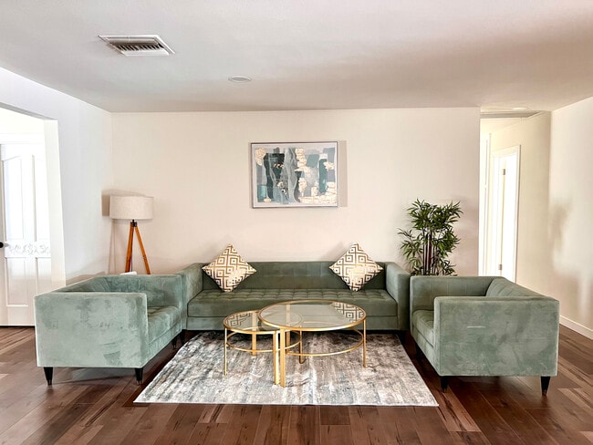 6901 Fallbrook Ave in Los Angeles, CA - Building Photo - Building Photo