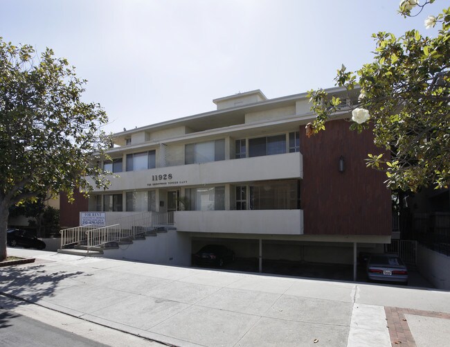 11928 Darlington Ave in Los Angeles, CA - Foto de edificio - Building Photo