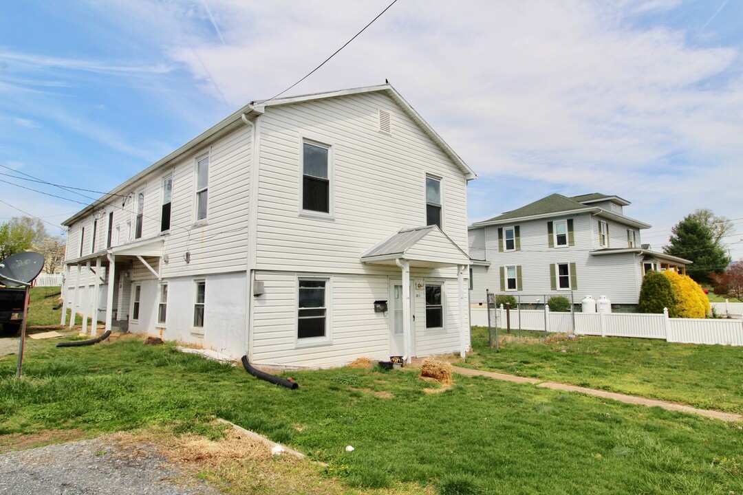 209 E Spotswood Ave in Elkton, VA - Building Photo