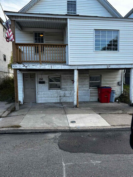 156 Fallbrook St in Carbondale, PA - Building Photo