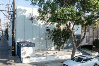 1050 North Ogden Drive Apartments in West Hollywood, CA - Foto de edificio - Building Photo