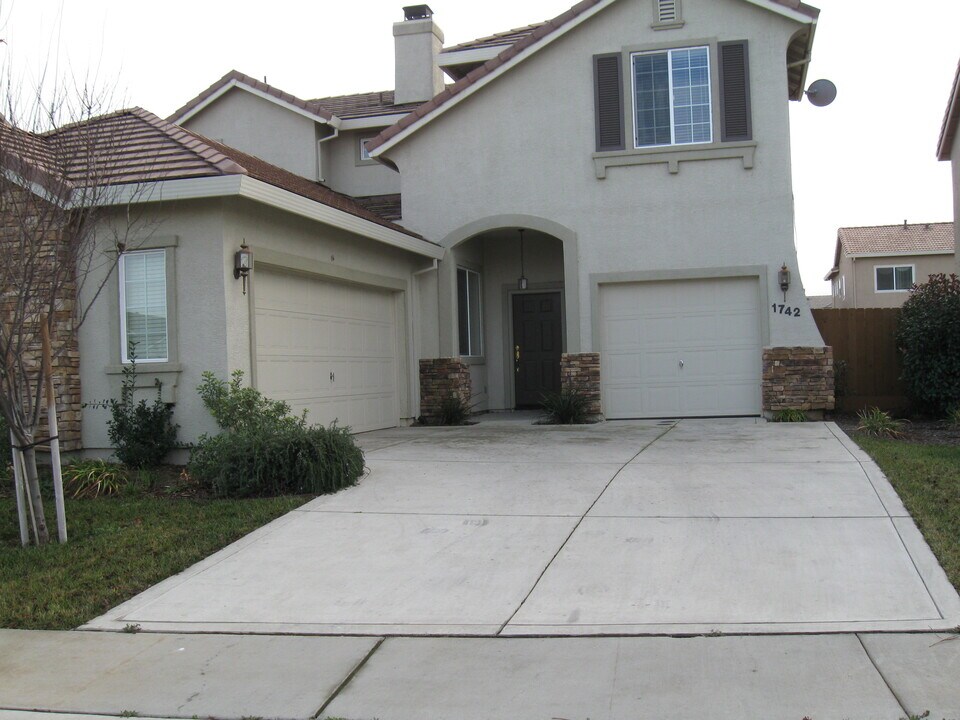 1742 Dunsmuir Way in Plumas Lake, CA - Building Photo