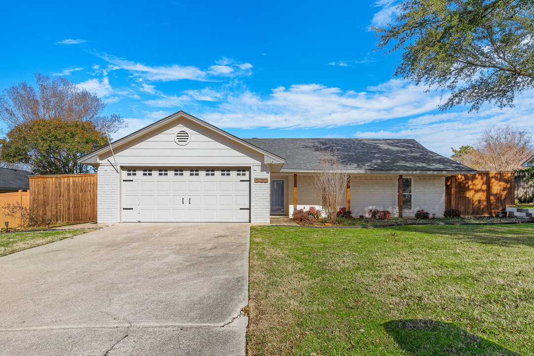 2122 Sagebrush Trail in Grapevine, TX - Building Photo