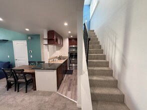 5510 Owensmouth Ave, Unit #321 in Los Angeles, CA - Foto de edificio - Building Photo