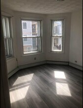 116 Falcon St, Unit 1 in Boston, MA - Building Photo - Building Photo