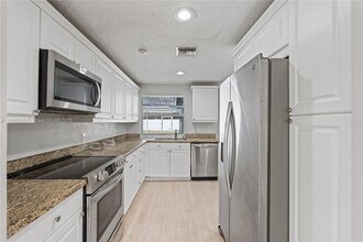 565 NE Olive Way in Boca Raton, FL - Building Photo - Building Photo