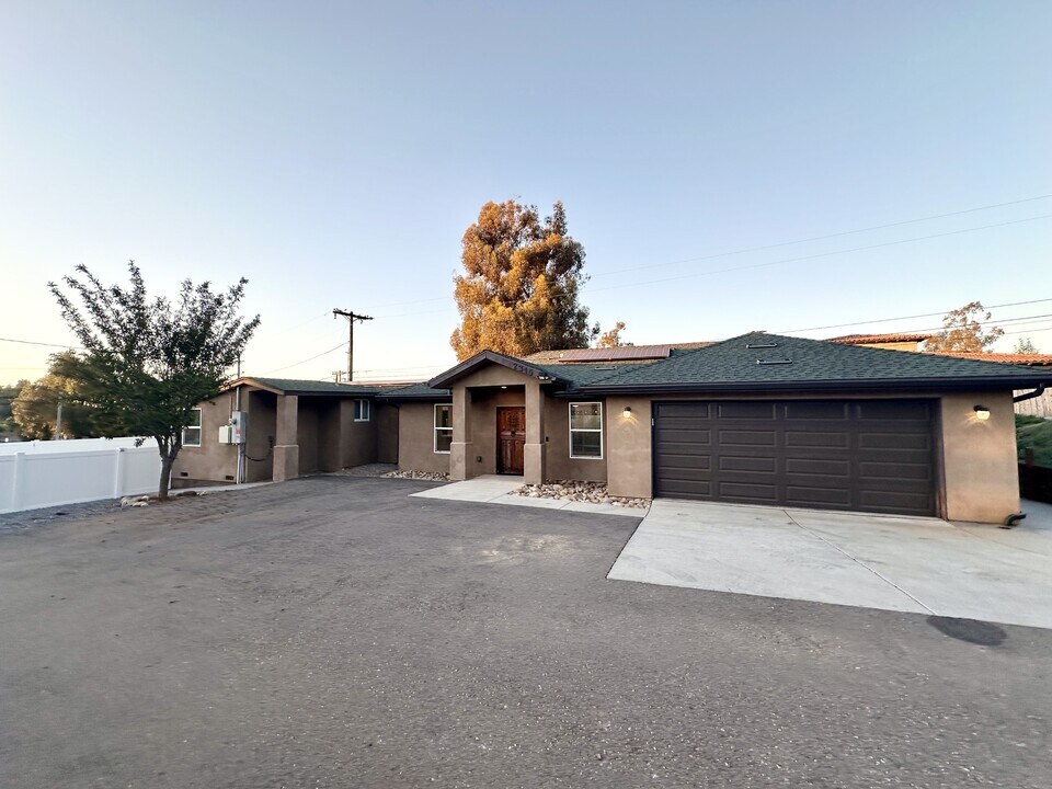 2315 Tavern Rd in Alpine, CA - Building Photo