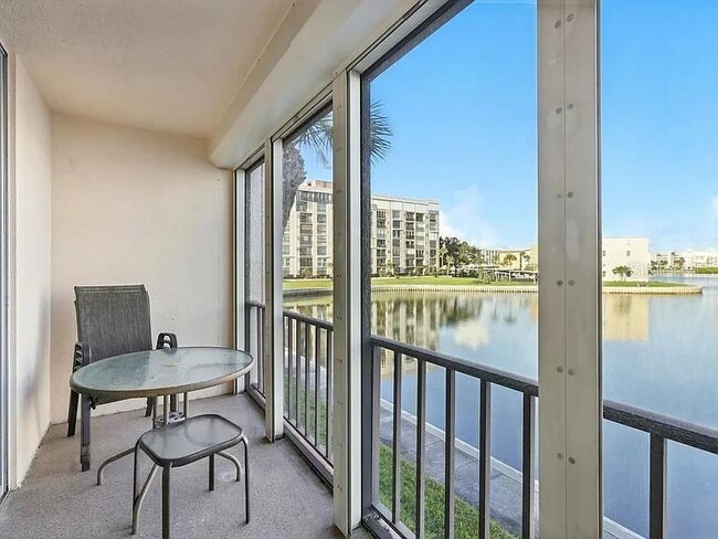 7665 Sun Island Dr S in South Pasadena, FL - Building Photo - Building Photo
