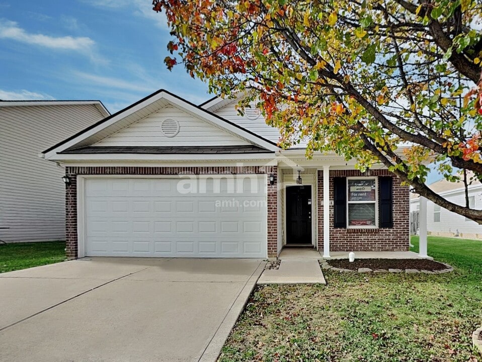 784 Aerostar Court in Avon, IN - Foto de edificio