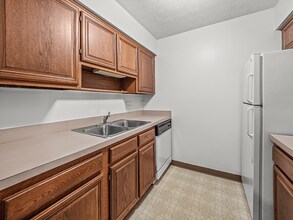 Cedarwood Village Apartments in Akron, OH - Foto de edificio - Building Photo