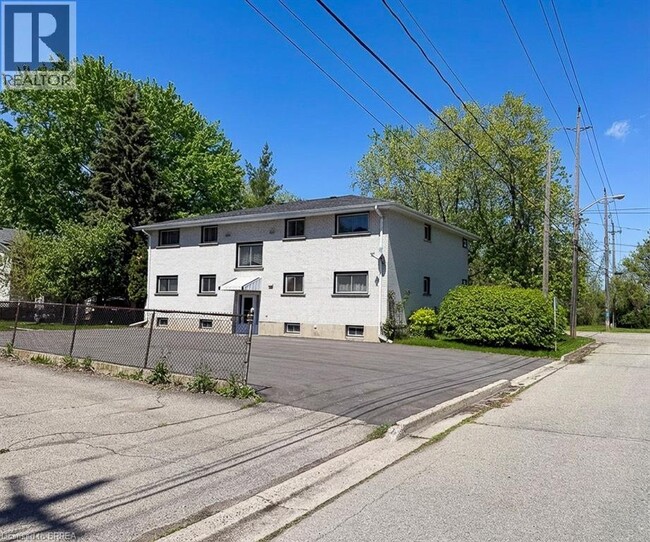 36 Graham Ave in Brantford, ON - Building Photo - Building Photo