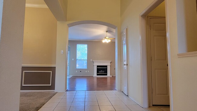 2102 Mapleview Dr in Garland, TX - Building Photo - Building Photo