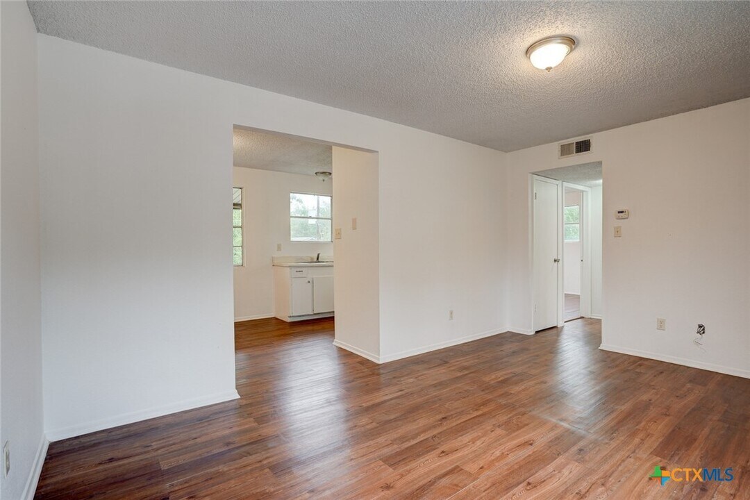748 Old Martindale Rd in San Marcos, TX - Building Photo