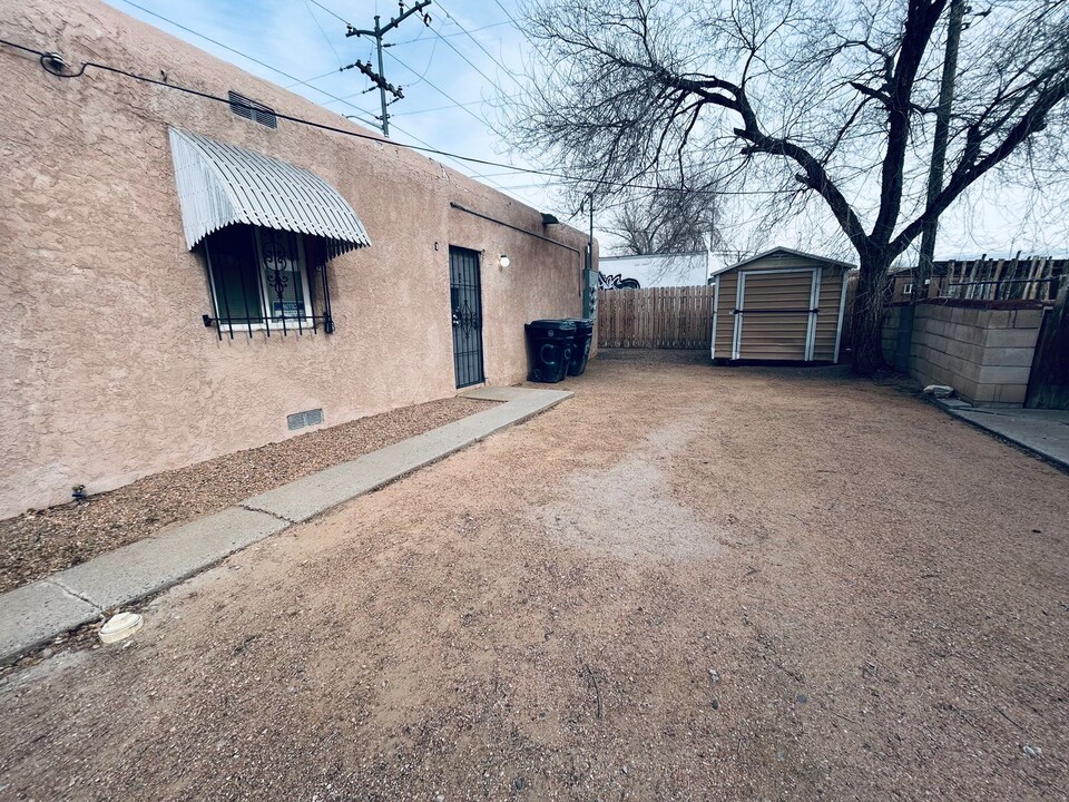 6104 Zuni Rd SE in Albuquerque, NM - Building Photo