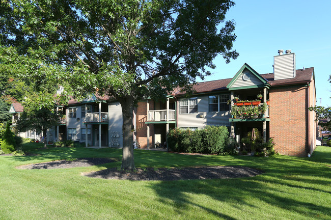 Hunt Club Apartments in Akron, OH - Building Photo - Building Photo