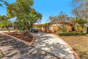 11201 SW 136th St in Miami, FL - Building Photo