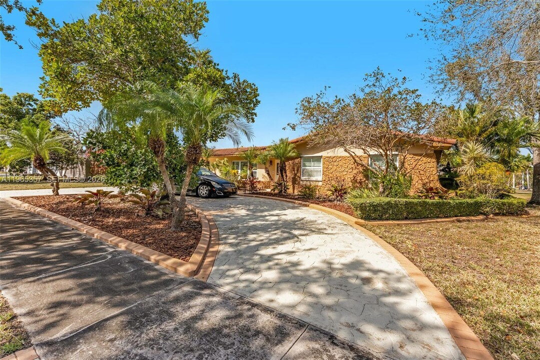 11201 SW 136th St in Miami, FL - Building Photo