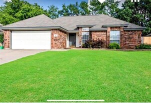 813 Irene St in Burleson, TX - Building Photo