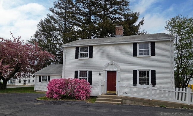 11 W Main St in Avon, CT - Building Photo - Building Photo