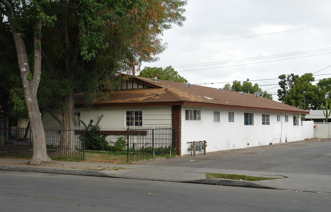 305 W Guinida Ln in Anaheim, CA - Building Photo - Building Photo