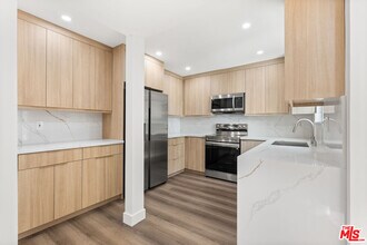 2449 Beachwood Dr in Los Angeles, CA - Building Photo - Building Photo