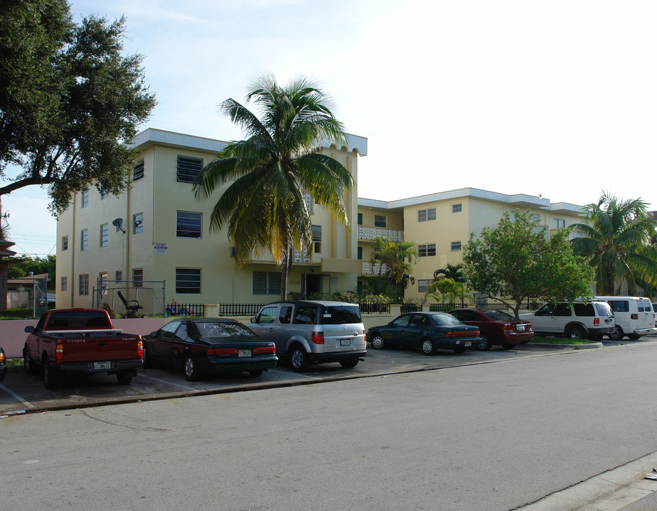 2135 NE 169th St in North Miami Beach, FL - Building Photo