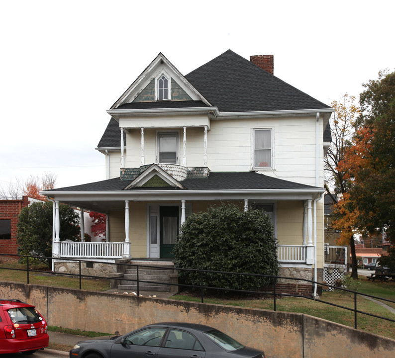 407 Edgeworth St in Greensboro, NC - Building Photo