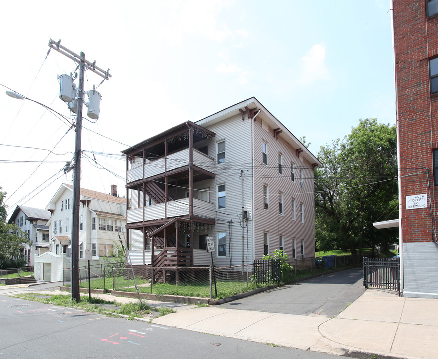 102 Grove St in New Britain, CT - Foto de edificio