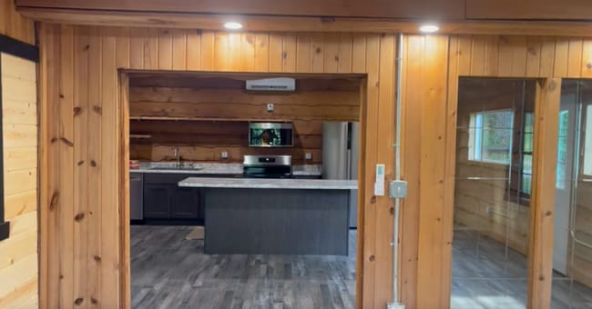 2152 Twin Springs Rd in Decorah, IA - Foto de edificio - Building Photo