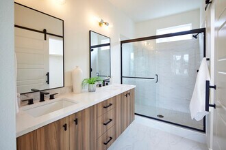 140 Sacramento Townhomes in Portland, OR - Building Photo - Building Photo