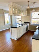 8 Broad St in Stonington, CT - Building Photo - Building Photo