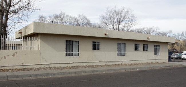 8915 Central Ave NE in Albuquerque, NM - Foto de edificio - Building Photo