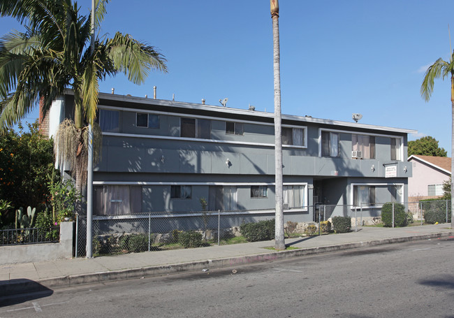 7015 Rugby Ave in Huntington Park, CA - Foto de edificio - Building Photo