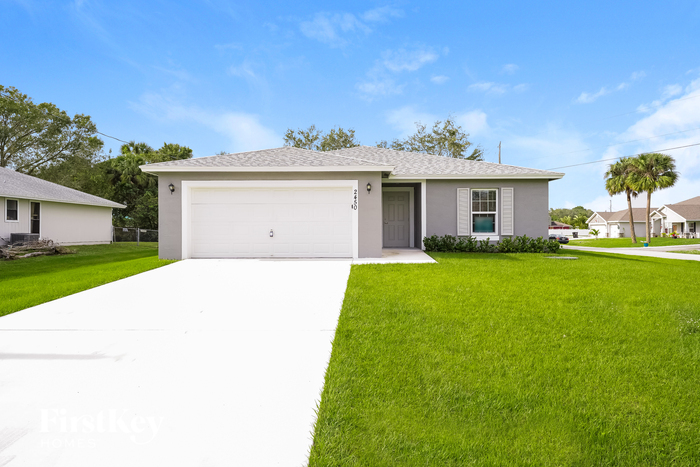 2450 SW Madiera St in Port St. Lucie, FL - Building Photo