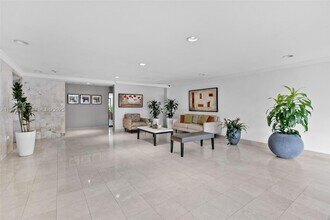 255 Galen Dr in Key Biscayne, FL - Foto de edificio - Building Photo