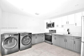 1102 NW 103rd St in Miami, FL - Building Photo - Building Photo