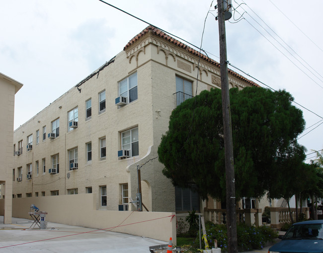 Laroche Apartments in Miami, FL - Building Photo - Building Photo