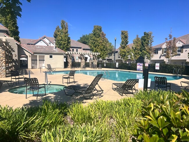 4402 Esplanade Cir in Folsom, CA - Foto de edificio - Building Photo