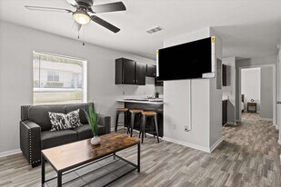 2114 Main St in Tallahassee, FL - Building Photo