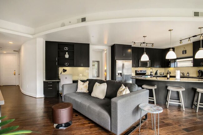 101 Bowen St in Dallas, TX - Building Photo - Building Photo
