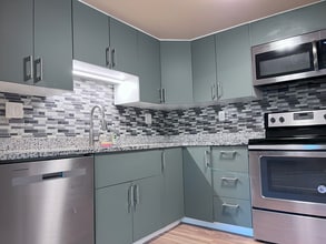 816 Sycamore Ct in Herndon, VA - Building Photo - Building Photo