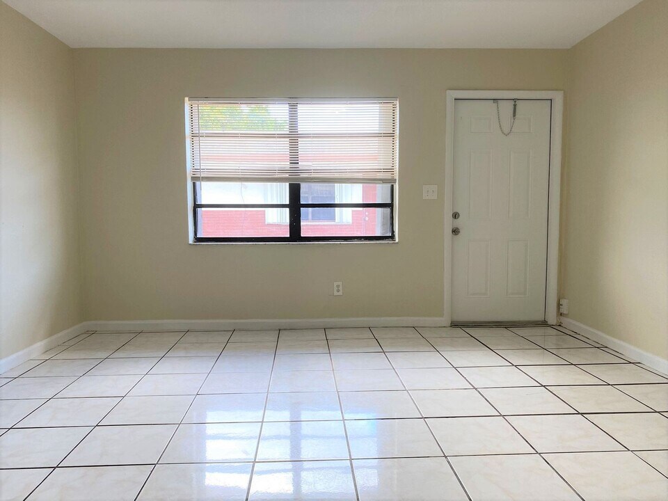 4051 SW 23rd St in West Park, FL - Building Photo
