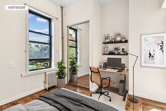 242 E 10th St in New York, NY - Building Photo - Building Photo
