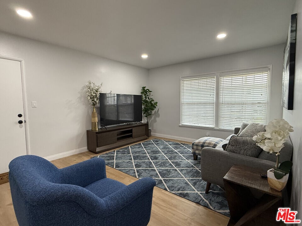 3310 W 77th St in Los Angeles, CA - Building Photo
