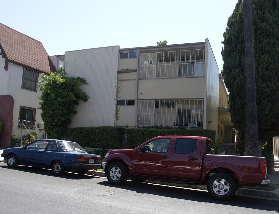 129 S Manhattan Pl in Los Angeles, CA - Building Photo