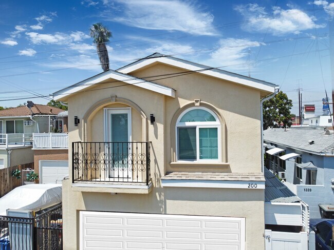 1318 N Hollywood Way in Burbank, CA - Building Photo - Building Photo
