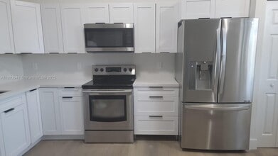 571 SE 37th Pl in Homestead, FL - Building Photo - Building Photo