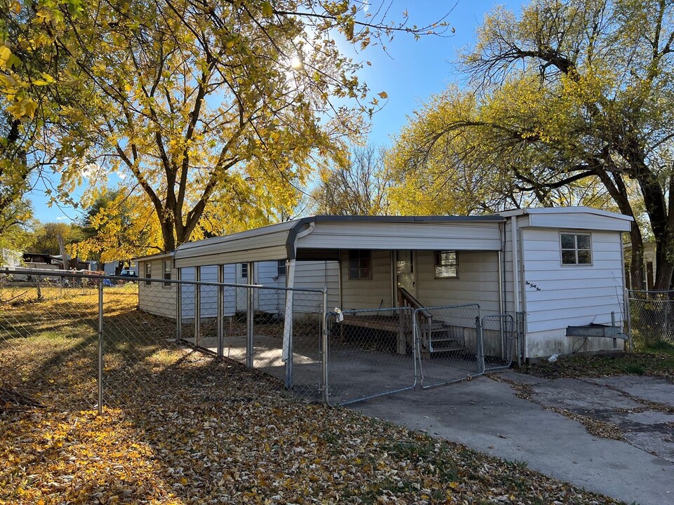 141 E Anchor St in Junction City, KS - Building Photo