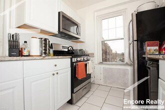 1999 Commonwealth Ave in Boston, MA - Foto de edificio - Building Photo