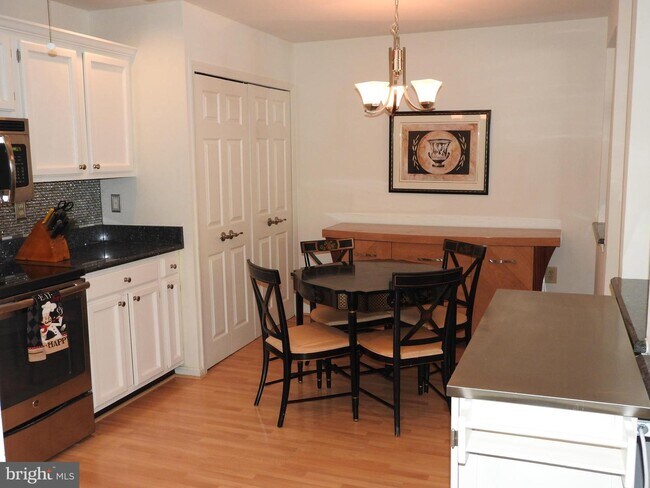 10714 KINGS RIDING Way-Unit -T3-21 in Rockville, MD - Foto de edificio - Building Photo